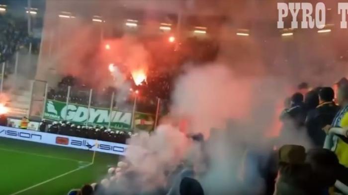 Perang Flare Warnai Derby Gdynia